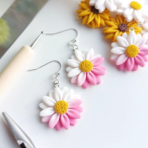 Diy With Polymer Clay, Diy Earrings Materials, Clay Inspo, Polymer Clay Flower Jewelry, Polymer Earrings, Paper Quilling Designs, Polymer Clay Jewelry Diy, Clay Bracelet, Diy Crafts Paper Flowers