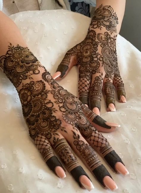 Mehdi Degine, Dubai Mehendi Designs, Short Mehndi Design, Eid Mehndi Designs, Mehndi Designs Bridal Hands, Modern Henna Designs, Latest Henna Designs, Simple Mehndi Designs Fingers, Pretty Henna Designs