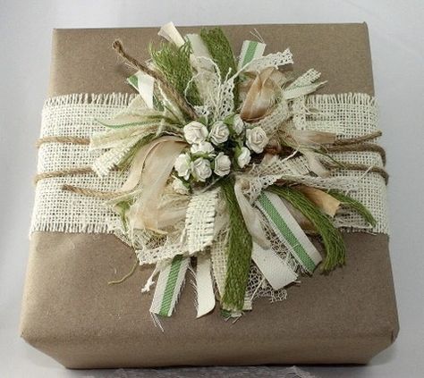 Natural Gift Wrapping, Rustic Gift Wrapping, Stampin Up Weihnachten, Gift Wrapping Tutorial, Creative Wrapping, Perfect Gift Wrapping, Creative Holiday Gifts, Burlap Christmas, Creative Gift Wrapping