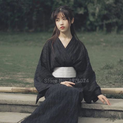 Kimono Outfit Japanese, Black Kimono Dress, Yukata Women, Samurai Clothing, Moda Kimono, Japanese Yukata, Japanese Traditional Clothing, Kimono Japan, Traditional Japanese Kimono