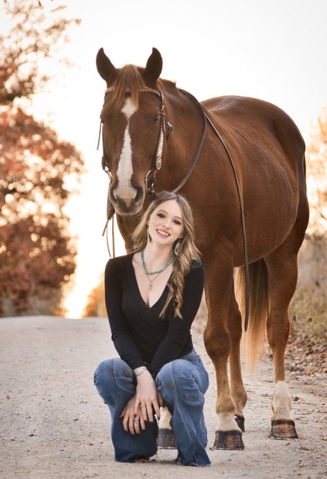 Graduation Photos With Horses, Pictures With Horses Ideas, Photo Shoot With Horses, Barn Senior Pictures, Cowgirl Senior Pictures, Horses Aesthetic, Horses Pictures, Rider Photography, Horse Photoshoot Ideas