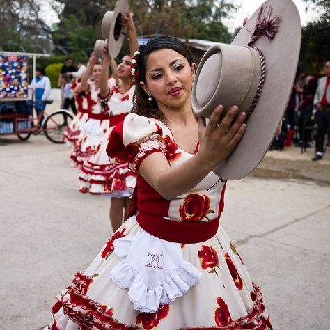 Dance in Santiago Chilean Clothing, Outfits Traditional, Cultural Clothing, Spanish Clothing, Traditional Women, People Dress, Art References, Art Clothes, Comfortable Outfits