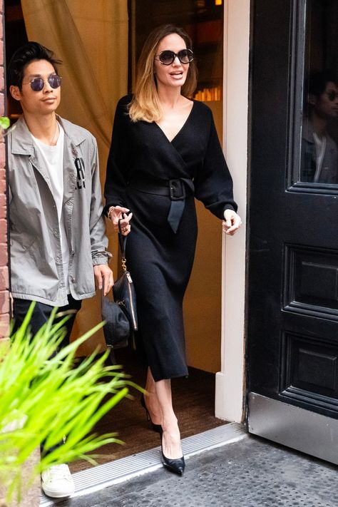 Angelina Jolie Fashion, Brad Pitt Angelina Jolie, Blame Game, Angelina Jolie Style, Staple Shoes, Jolie Pitt, Velvet Pumps, Salma Hayek, Gwyneth Paltrow