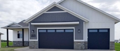 Get inspired by this Barnwood Blue Ashlar veneer stone home with shadowy natural blue stone veneer for the facade. Buy stone veneer best experiences! Craftsman House Colors, Outside House Paint, Gray Siding, Buechel Stone, Modern Farmhouse Ideas, Veneer Stone, Stone Exterior Houses, Modern Bungalow House Design, Ranch House Exterior