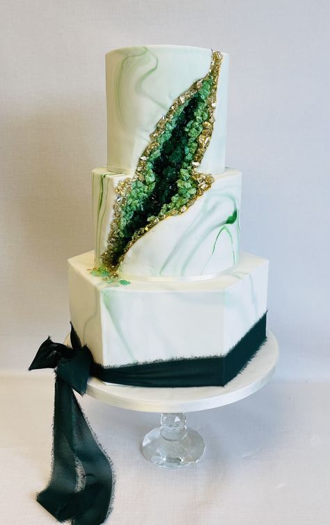 3 tier Geode detail wedding cake with green marble base. Emerald Geode Cake, Green Marble Cake, Emerald Green Geode Cake, Wedding Cake With Green, Green Geode Cake, Wedding Cake Geode, Two Tier Geode Cake, Emerald Wedding Cake, Blue Geode Wedding Cake