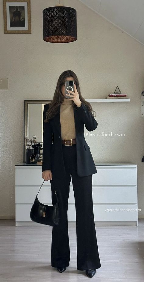 Winter Formal Women Outfit, Academic Formal Outfit, Winter Buissnes Outfit, Business Formal Winter Outfits, Winter Formal Office Outfits Women, Womens Suit Outfits Business, Business Casual Lawyer Outfits, Suit With Tshirt Women, Winter Formal Casual Outfits