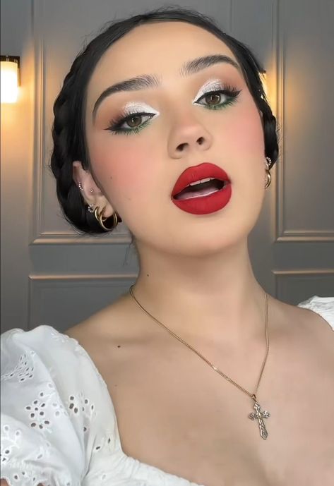 Mexican Traditional Makeup, Fiesta Makeup Looks, Mexican Theme Makeup, Mexican Inspired Makeup, Mexican Eye Makeup, Hispanic Heritage Month Makeup, Mexico Eyeshadow Look, Mexican Independence Day Makeup, Mexican Eyeshadow Looks