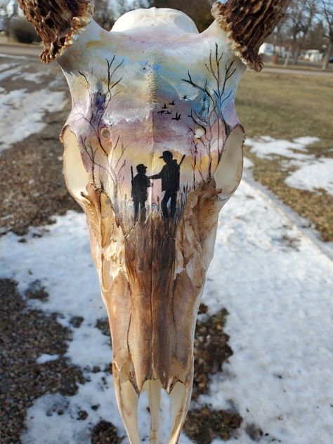 Painting On Animal Skulls, Cow Sculls Art, Painting On Deer Skull, Painted European Deer Mount, Deer Skull Art Ideas, Animal Skull Painting Ideas, Hand Painted Deer Skull, Painting Deer Skulls, Deer Skull Painting Ideas