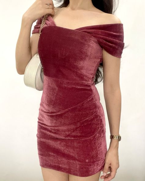 Vintage Rose Mini Dress 🎀🌷 From date nights to special events, this Vintage Rose velvet beauty will have you feeling flawless! * Material: Velvet Lycra (Stretchable) * Side Zip Closure * Front Pleated * Off The Shoulder Dress @snapup_at_ek 💫✨ SHOP via DM or Website ➡️ www.snapupatek.com 🛍️ #clothingline #clothingbrand #clothing #fashion #streetwear #apparel #clothes #style #brand #clothingstore #tshirt #ootd #streetstyle #clothingboutique #onlineshopping #design #tshirts #clothingbrands ... Tshirt Ootd, Rose Mini Dress, Design Tshirts, Corner Wardrobe, Mini Prom Dresses, Streetwear Apparel, Rose Velvet, Velvet Mini Dress, Velvet Fashion