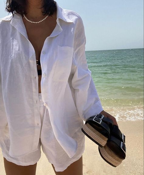 Linen Button Up, Interrailing Outfits, Oversized Button Down Shirt Outfit, Style Inspo Summer, Linen Shirt Outfit, Girls White Shirt, White Summer Shirt, Oversized Button Down Shirt, Europe Outfits