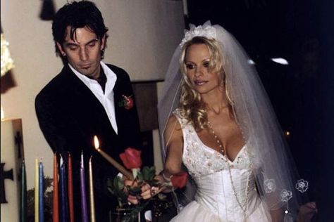 Tommy Lee and Pamela Anderson married in 1995 Pam Anderson Tommy Lee, Tommy Lee Motley Crue, Pamela Andersen, Pam And Tommy, Weddings By Color, Tommy Lee, Famous Couples, I'm With The Band, Motley Crue