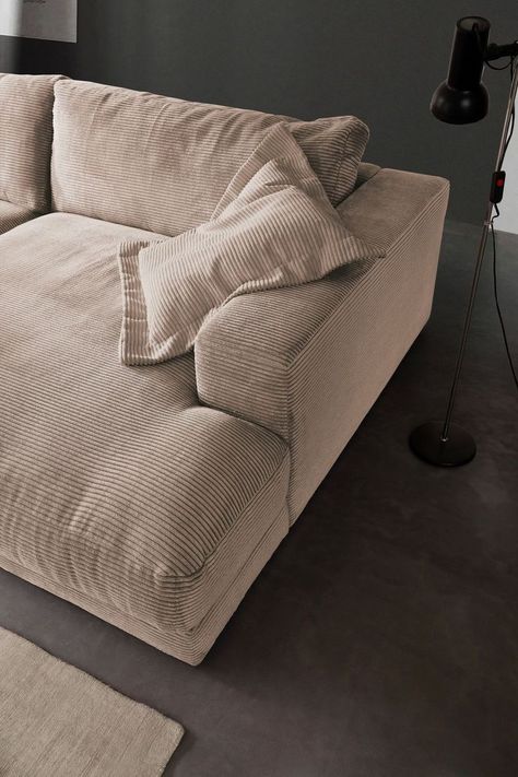 Taupe Couch, Modern Arabic Interior, Natural Sofas, Beige Couch, Deep Couch, Cozy Living Room Design, Interior Design Videos, Sofa Inspiration, Cool Couches