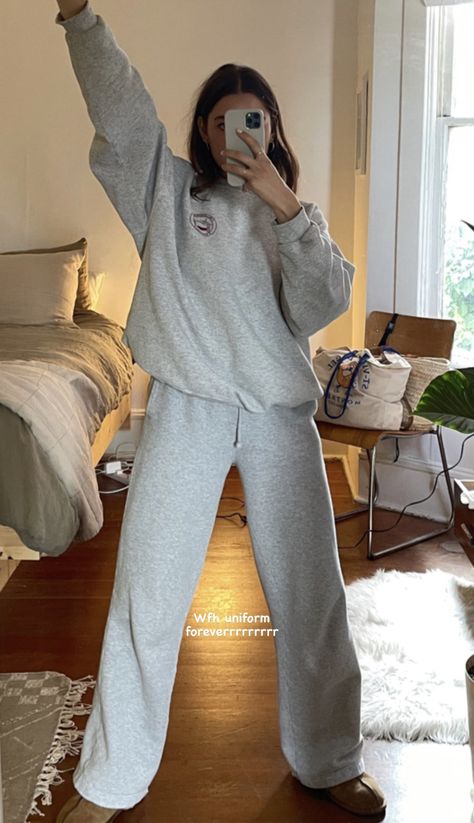 Lazy Home Outfits, Sweatpants Outfit Aesthetic, Gray Sweatpants Outfit, Cozy Sweatpants Outfits, Outfit Sweatpants, At Home Outfits, Sweatpants Outfits, Comfy Sweatpants, Sweatpants Outfit