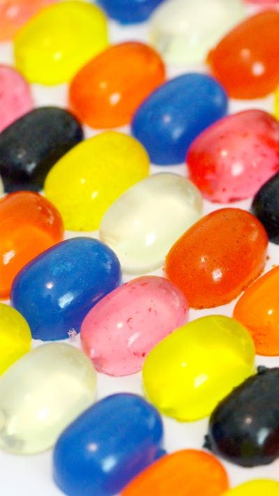 Jelly Bean Recipes, Homemade Jelly Beans, Candy Videos, Gummies Recipe, Best Fast Food, Homemade Jelly, Candy Recipes Homemade, Homemade Candies, Candy Making