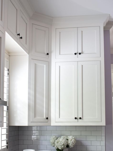 Kitchen Cabinets To Ceiling, White Kitchen Cupboards, Cabinets To Ceiling, Kabinet Dapur, Farmhouse Kitchen Cabinets, Interior Remodel, Kitchen Cabinets Makeover, New Kitchen Cabinets, Butler Pantry