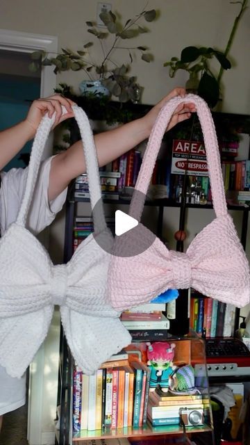 Crochet Bow Bag Tutorial, Crochet Bow Bag, 2023 Video, Crochet Bow, Bow Purse, Crochet Bag Tutorials, Crochet Bows, Bow Bag, December 22