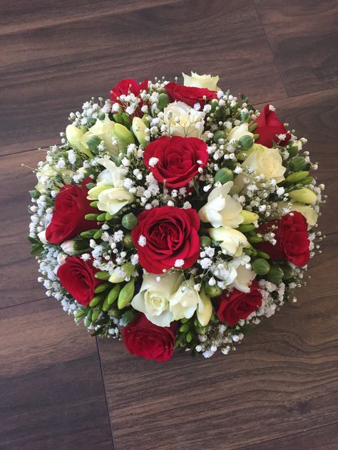 Red Rose Flower Arrangements Wedding, Oversized Bouquet Wedding, Fresh Flowers Bridal Bouquet, Wedding Bouquets Red And White, White And Red Flower Arrangements, Red And White Bridal Bouquet, Red And White Flower Centerpieces, Red And White Floral Arrangements, Red And White Wedding Bouquets