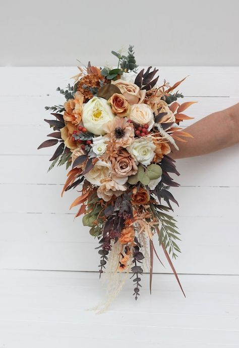 Cascsding Bouquet Boho Bouquet Pampass Grass Orange Ivory Rust - Etsy Terracotta Bridal Bouquet, Fall Wedding Boho, Bouquet Fall Wedding, Cascading Bouquet, Orange Wedding Flowers, Wedding Notes, Bridal Bouquet Fall, Sage Wedding, Boho Bouquet