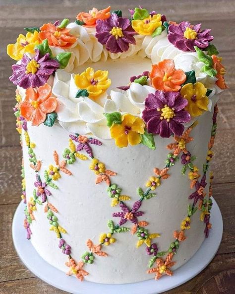 Pretty Spring Cakes, Bolo Buttercream, Floral Cake Design, Cake Decorating Flowers, Decorative Cakes, Buttercream Flower, Buttercream Cake Decorating, Cupcakes Decorados, Spring Cake