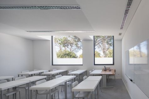 Gallery of Cebes School / OVAL - 23 Classroom Minimalist, Minimalist Classroom, Study Table And Chair, Classroom Interior, Classroom Decor High School, Modern Classroom, School Interior, College Design, Classroom Design