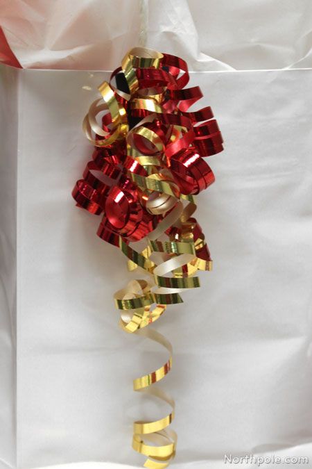 DIY Curly Ribbon attached to a gift bag Christmas Gift Ribbon, Bows For Presents, Diy Gift Bow, Ribbon Curls, Craft Cottage, Making Ornaments, Decorated Gift Bags, Homemade Bows, Fancy Bows