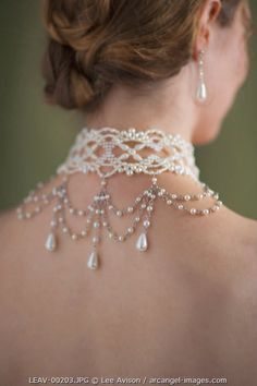 Pearl Collar Pearl And Lace, Pearl Choker Necklace, Pearl Choker, Coco Chanel, Pearl Jewelry, Body Jewelry, Wedding Accessories, Jewelry Inspiration, Jewelry Ideas