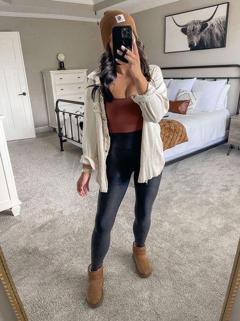 Seminar Outfit Casual, Early Fall Date Outfits, How To Dress Up A Sweatshirt And Leggings, Women’s Comfy Outfit, Fall Winter Outfits Comfy, February Outfit Ideas Winter, Casino Outfit Night Casual Winter, Womans Winter Outfits, Fall And Winter Outfits Aesthetic