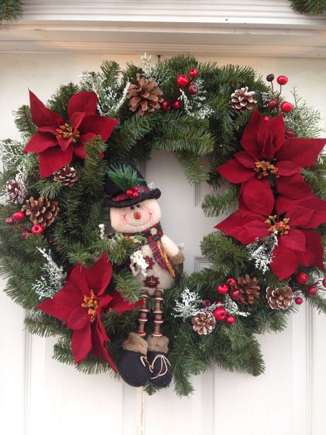 Wreath With Snowman, Christmas Wreaths Diy Evergreen, Real Christmas Wreaths, Xmas Centerpieces, Holiday Wreaths Christmas, Outside Christmas Decorations, Pretty Christmas Decorations, Christmas Centers, Traditions Around The World