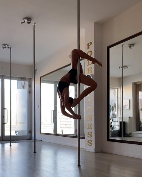 Pole Halloween Costume, Pole Dance Photoshoot, Pole Dance Aesthetic, Pole Poses Photo Shoots, Pole Photoshoot, Pole Fitness Inspiration, Pole Fitness Moves, Pole Dance Studio, Pole Dance Fitness