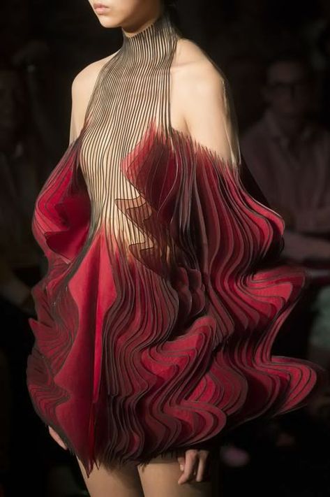 Iris Van Herpen Detail Couture, Sculptural Fashion, Iris Van Herpen, Couture Mode, Black Mamba, Moda Vintage, Fantasy Fashion, Fall 2018, Looks Style