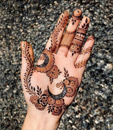 Half moon mehndi design Rakshabandhan Mehndi Designs, Mehndi Saree, Henna Design Easy, Brides Mehndi, Mehndi Clothes, Mehndi Designs 2023, For Bridesmaids, Bride Mehndi, Palm Henna Designs