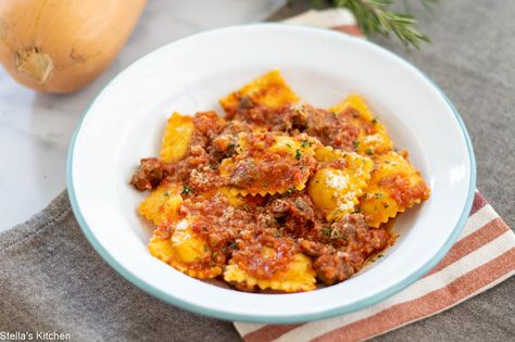 Pumpkin+ravioli+with+bolognese+sauce Ravioli Bolognese, Easy Pumpkin Pasta, Pumpkin Pasta Sauce, Pumpkin Ravioli, Frozen Pumpkin, Pumpkin Pasta, Cheese Pumpkin, Bolognese Sauce, Pasta Machine