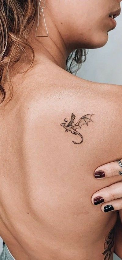 Cheyenne Core, Fourth Wing Tattoo, Mini Sketches, Miniature Tattoos, Tattoo On Shoulder, Small Dragon Tattoos, Tato Henna, Dragon Tattoo For Women, Stylist Tattoos