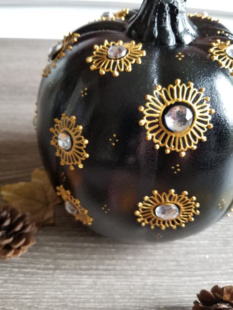 Halifax Henna - Blog Ornamental Pumpkins, Glitter Henna, Craft Pumpkins, Decorative Pumpkin, Gold Pumpkin, Pretty Pumpkins, Pumpkin Painting Ideas, Gold Pumpkins, Black Pumpkin