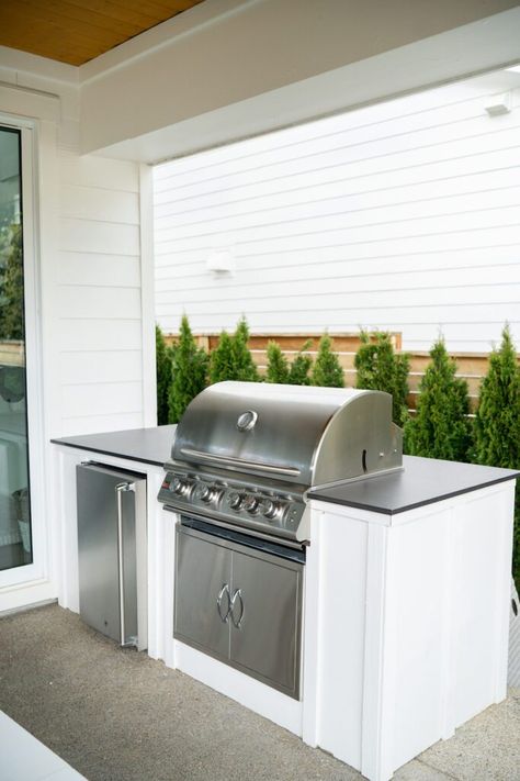 Check out this super simple outdoor kitchen DIY! If you want a built in BBQ this Summer, you can easily make your own with this easy tutorial. It was one of the quickest DIY's we've ever completed! Built In Grill Patio Diy, Deck Built In Grill, Back Patio Outdoor Kitchen, Diy Summer Kitchen Outdoor, Backyard Small Kitchen Ideas, Diy Built In Outdoor Kitchen, Wood Outdoor Kitchen Diy, Build Your Own Outdoor Kitchen, Grill Built In Diy