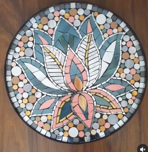 Flower Mosaic Ideas, Mosaic Patterns Templates, Mosaic Tile Table, Mosaic Art Diy, Mosaic Rocks, Round Mosaic, Mosaic Table Top, Mosaic Garden Art, Mosaic Art Projects