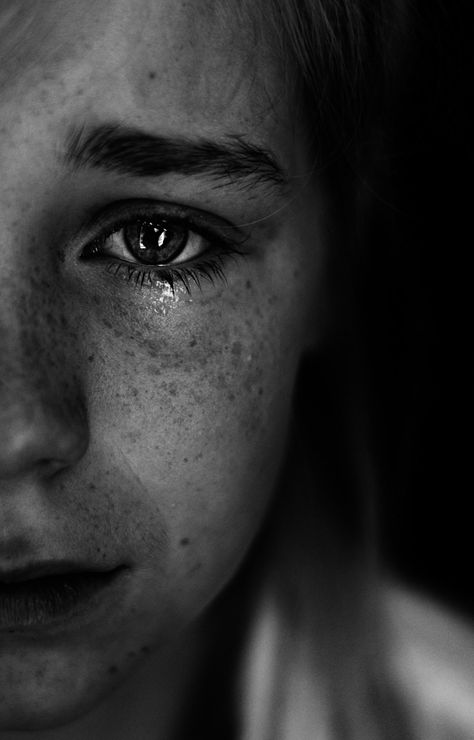 Black and white portrait of a saddened girl. Black And White Pictures Of People, Black And White People Photography, Faces Black And White, Face Black And White, Loneliness Photography, Black And White People, Dark Portrait, Black And White Face, Black And White Girl