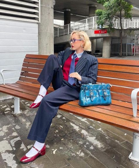 Art Gallery Work Outfit, Grandpa Fashion, Tie Outfit, Outfit Blazer, Preppy Streetwear, Sleeveless Trench, Academia Outfits, Advanced Style, Retinol Serum