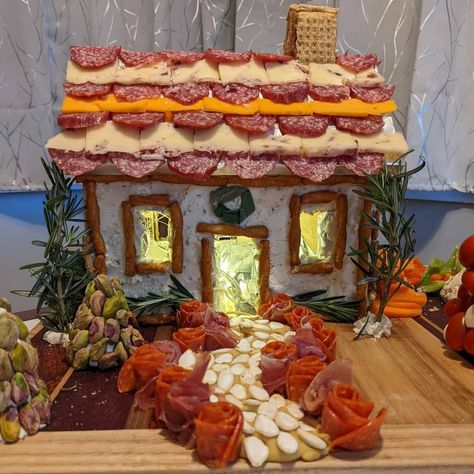 Charcuterie House Ideas, Charcuterie House Christmas, Christmas Charcuterie Houses, Charcuterie Cabin, Charcuterie Chalet Diy, Charcuterie Gingerbread House, Charcuterie House For Christmas, Charcuterie Houses, Charcuterie House