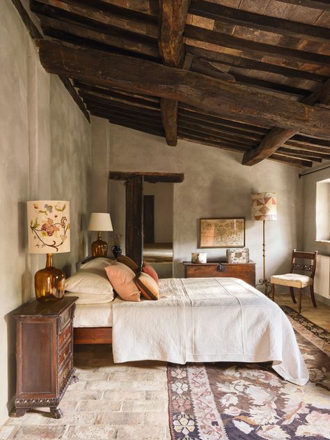 A 16th-century Italian house, restored to a glorious state by Maria Speake of Retrouvius | House & Garden Barn Conversion Bedroom, Rustic Bedroom Ideas, Bedroom Ideas For Small Rooms, Italian Bedroom, Italian Farmhouse, Winter Bedroom, Urban Cottage, Mews House, Italian House