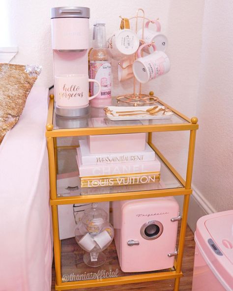 Beauty Room Snack Bar, Guest Room Cart Ideas, Preppy Coffee Bar, Pink Coffee Station, Girly Coffee Bar, Pink Coffee Bar Ideas, Colorful Coffee Bar, Coffee Bar Ideas Office, Coffee Bar Ideas Pink