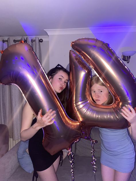 Two friends holding balloon 14th Birthday Photos, September Birthday Party Ideas, Birthday 14th Girl, 14th Birthday Balloons, 14th Birthday Party Ideas For Teenagers, 14th Bday Party Ideas, 14th Birthday Aesthetic, 14th Birthday Photoshoot Ideas, 14th Birthday Ideas