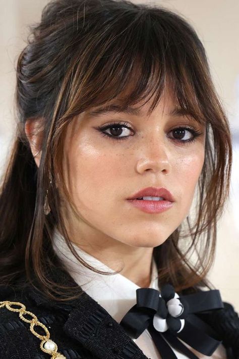 Jenna Ortega Face Close Up, Jenna Ortega Face, Wednesday Bangs, Long Hair Wispy Bangs, Jenna Ortega Hair, Jenna Ortega Makeup, Full Bangs Long Hair, Hair Wispy Bangs, Piecey Bangs