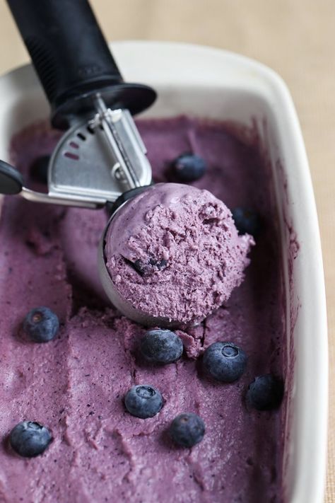 A delicious summery vegan dairy-free ice cream made from mostly fruit and natural unrefined sugar! Fresh blueberries and black grapes give natural sweetness and color while the cashews and non-dairy milk make it creamy. This is perfect for summer and a pretty darn healthy ice cream too! via @thevegan8 Vegan Blueberry Cheesecake, Blueberry Cheesecake Ice Cream, Lemon Juice Uses, Lavender Ice Cream, Blueberry Ice Cream, Cream Custard, Cheesecake Ice Cream, Dairy Free Ice Cream, Dairy Free Yogurt