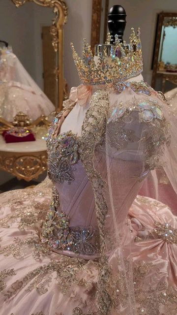 Pink And Gold Quinceanera Dress, Light Pink Quinceanera Dresses, Xv Dresses, Sweet 15 Party Ideas Quinceanera, Quince Themes, Debut Dresses, Quinceanera Pink, Quinceanera Themes Dresses, Pink Quince