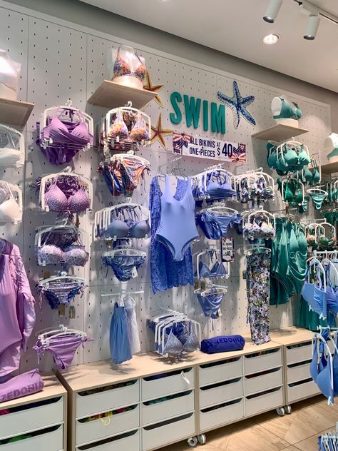 Swimsuit Display Ideas, Swimwear Shop Interior Design, Swimwear Store Display, Swimwear Display, Swimsuit Business, Lingerie Store Design, Showcase Store, Small Shop Design, Kids Clothing Store Design