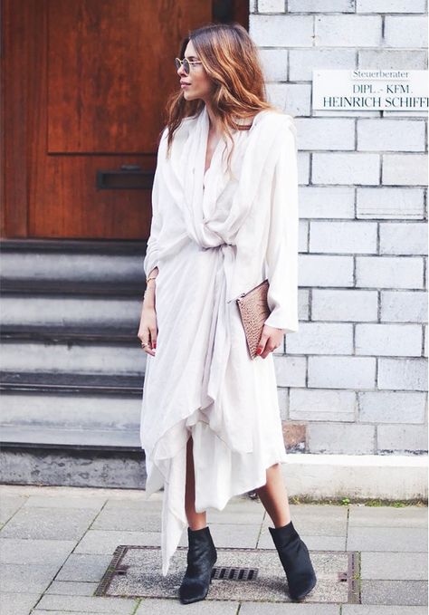 Draped Maja Wyh, Dress With Ankle Boots, Olsen Twins Style, Blogger Outfit Inspiration, Walking Down The Street, Maxi Dress Outfit, Blogger Outfits, Fashion Weeks, Look At You