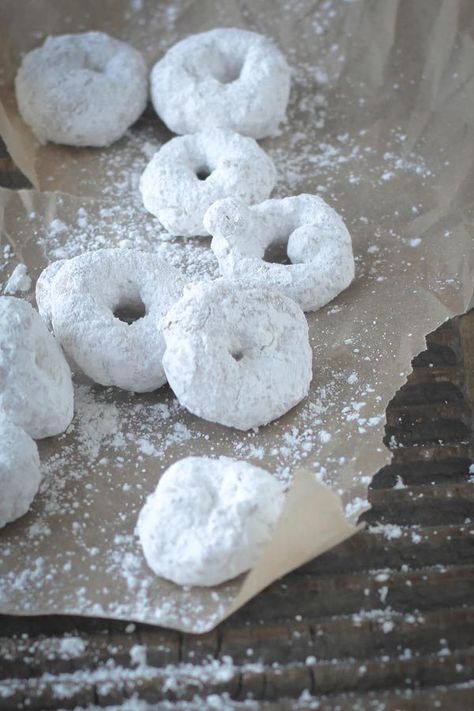 Gluten Free Vanilla and Powdered Sugar Donuts {Beard and Bonnet} Gluten Free Donut Recipe, Gluten Free Doughnuts, Powdered Donuts, Sugar Donut, Gluten Free Donuts, Best Gluten Free, Gluten Free Living, Gluten Free Sweet, Gluten Free Sweets