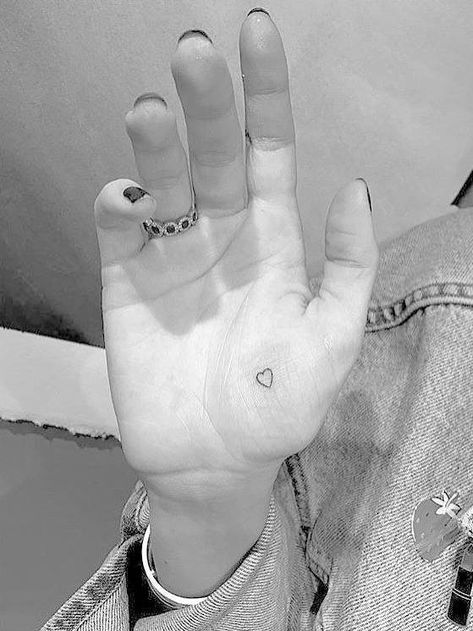 Bella Thorne's heart tattoo on the palm. Hand Palm Tattoos, Winter Tags, Red Heart Tattoos, Cuff Tattoo, Tiny Heart Tattoos, Small Heart Tattoos, Hidden Tattoos, Moon Photo, Palm Tattoos