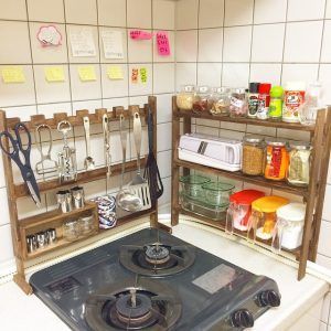 Japanese kitchen. Shelving around the stove to add additional storage space. Japanese Organization, Small Apartment Hacks, Shower Mold, Japanese Inspired Home, Small Space Hacks, Japanese Apartment, Apartment Hacks, Simple Bathroom Decor, Best Hacks